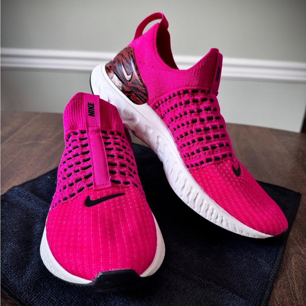 Like NEW - Worn 1 time. NikeWomen's React Phantom Run Flyknit 2 sneaker 8.5